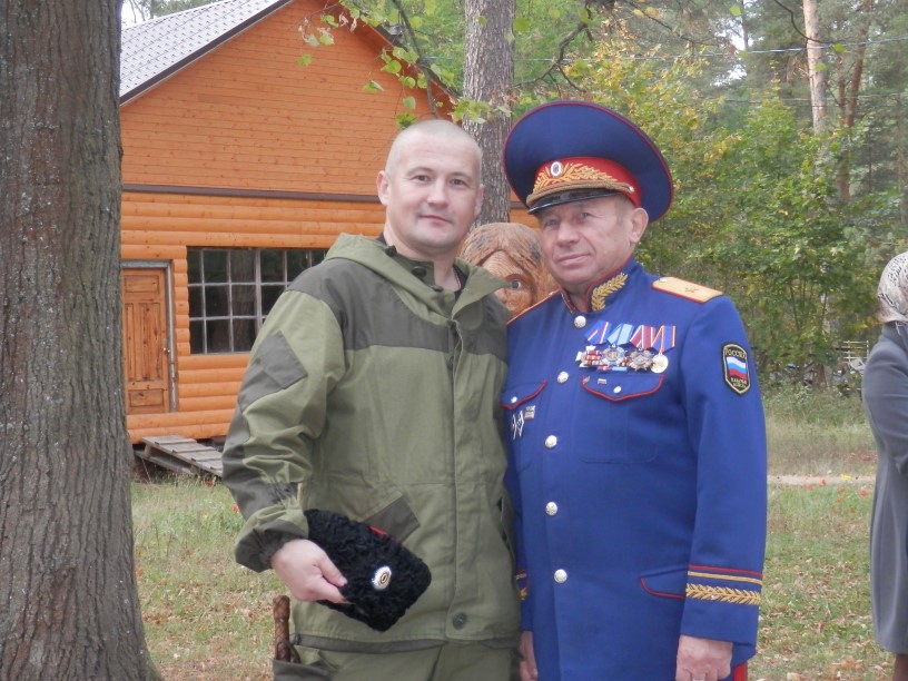 Генерал Казачьих войск Российской Федерации Александр Сергеевич Казаков (справа) поздравляет нового Атамана алексинской станицы Владимира Владимировича Федосова (слева)